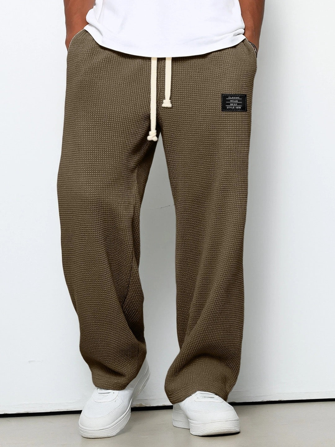 Funktionale Herren Streetwear Hose: Weit geschnitten, bequem mit verstellbarem Bund und Seitentaschen für Komfort im Alltag.