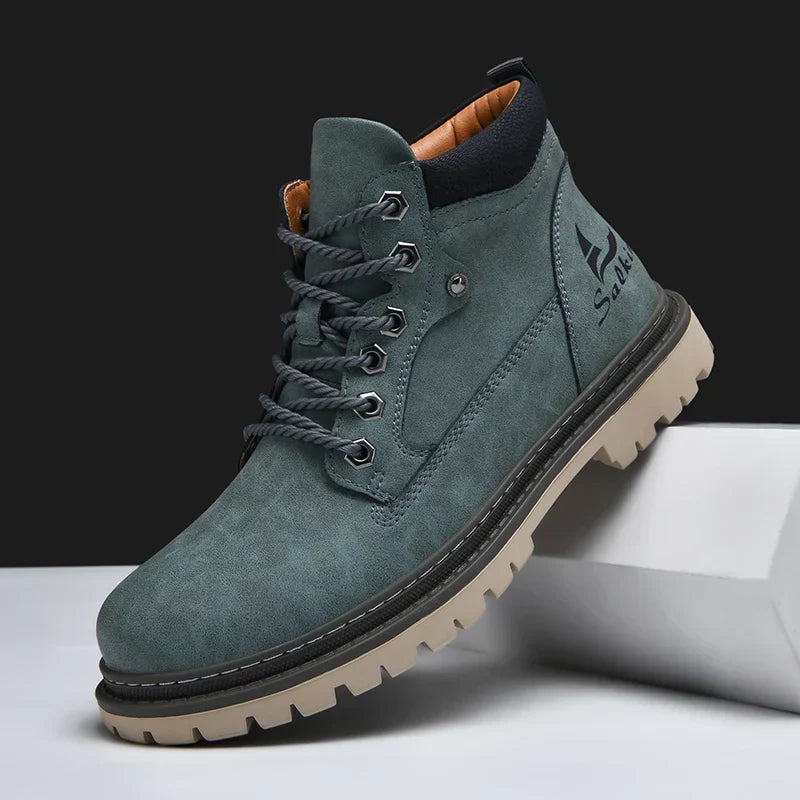 Hochwertige Outdoor-Schnürstiefel für Herren, mit warmer Fütterung & rutschfester Profilsohle.