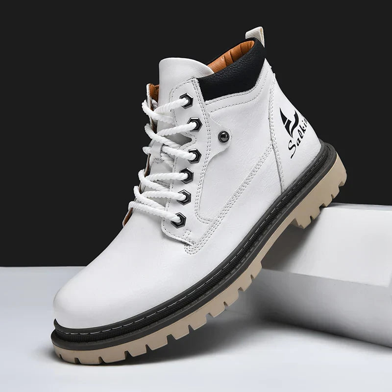 Modische Herren Winterschnürstiefel mit robuster, rutschfester Profilsohle für kalte Witterung.