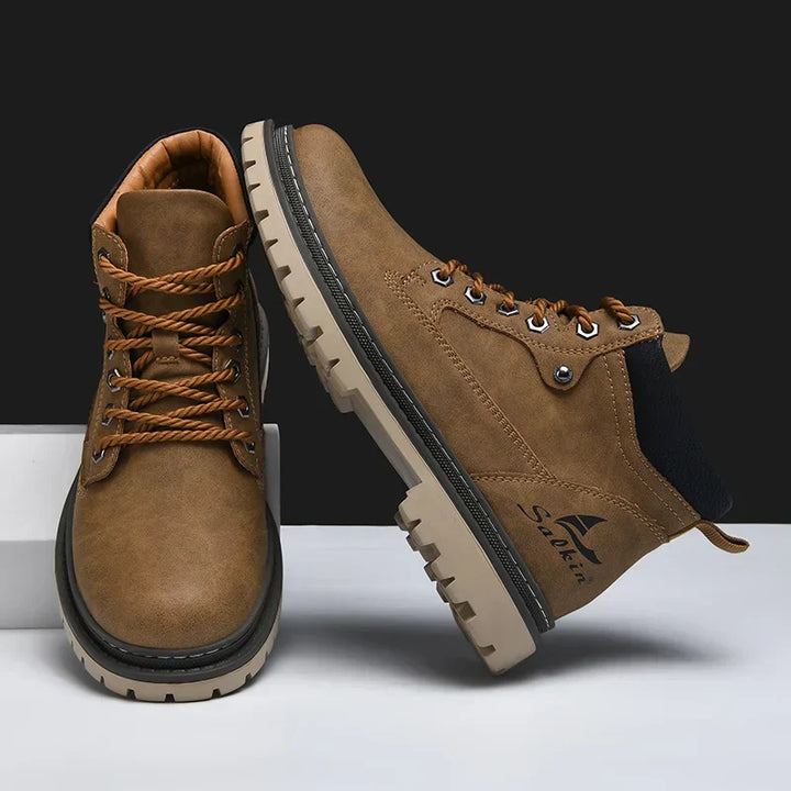 Robuste Outdoor-Schnürstiefel für Herren, winterfest & wasserabweisend, mit griffiger Profilsohle.