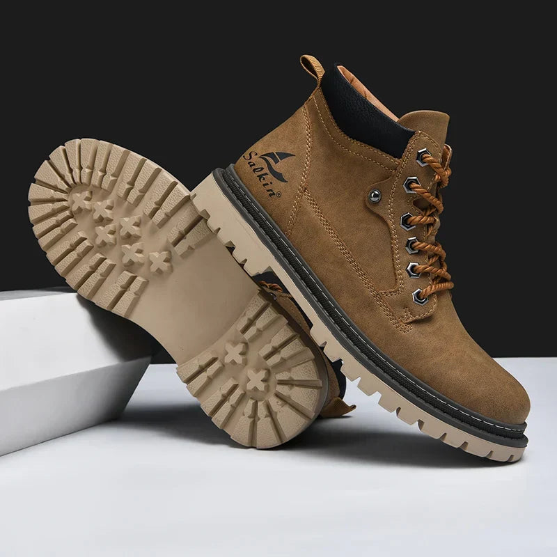 Bequeme Herren Winterstiefel mit Schnürung & rutschfester Gummisohle, ideal für kalte Tage.