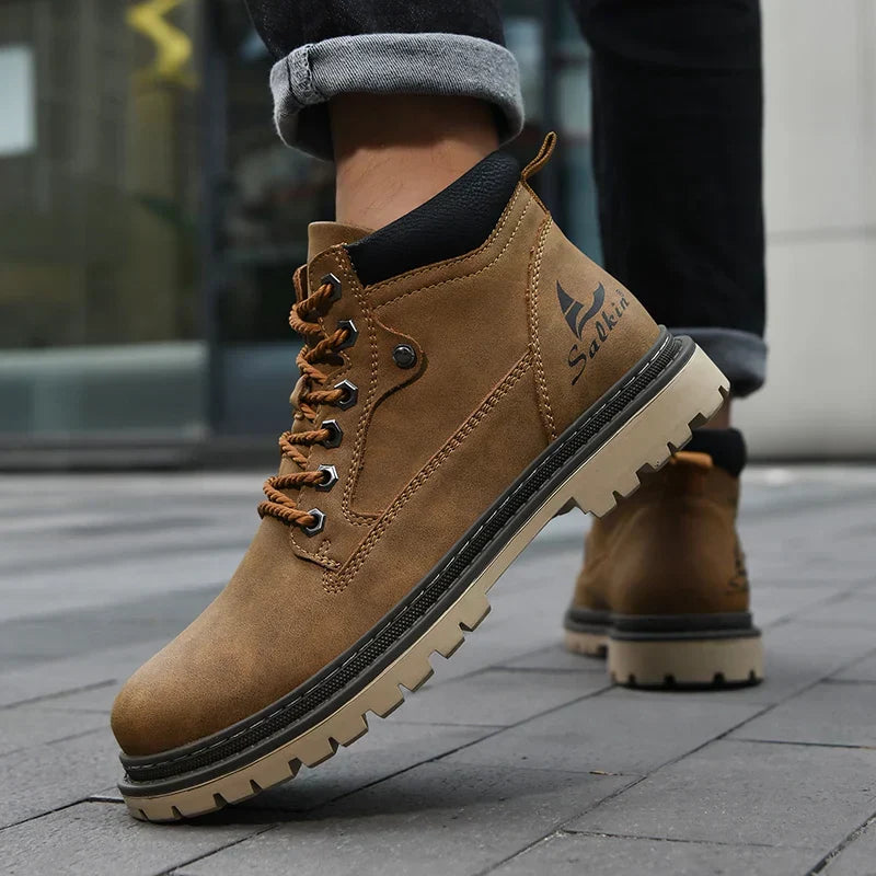 Alltagstaugliche Herren Winterstiefel, geschnürt, mit wärmendem Futter und griffiger Profilsohle.
