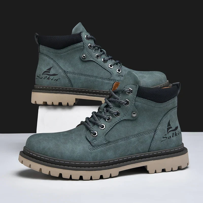 Stilvolle Herren Winterschnürstiefel, robust gebaut, mit ausgeprägter, rutschfester Sohle.