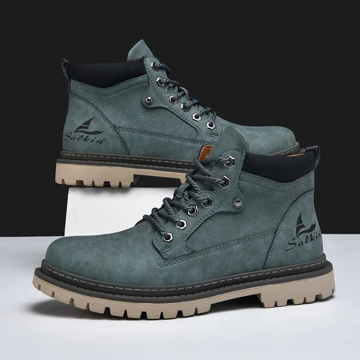 Stilvolle Herren Winterschnürstiefel, robust gebaut, mit ausgeprägter, rutschfester Sohle.