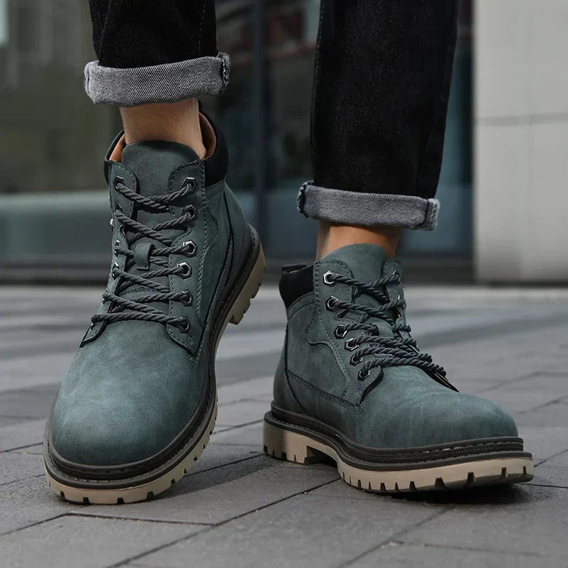 Dunkle Herren Winterstiefel, schnürbar, mit widerstandsfähiger Profilsohle für alle Winteraktivitäten.