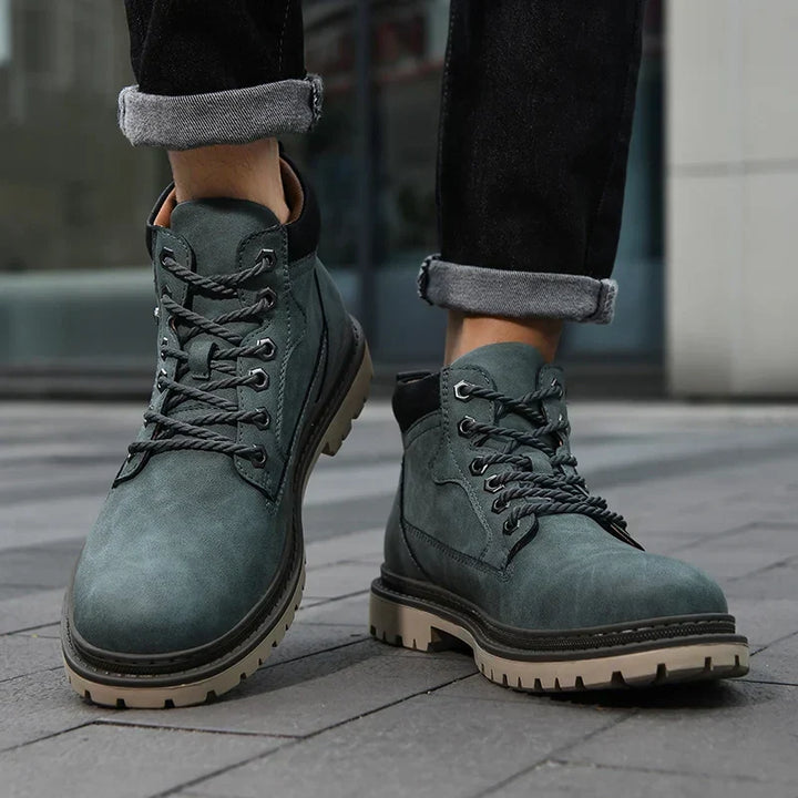 Dunkle Herren Winterstiefel, schnürbar, mit widerstandsfähiger Profilsohle für alle Winteraktivitäten.