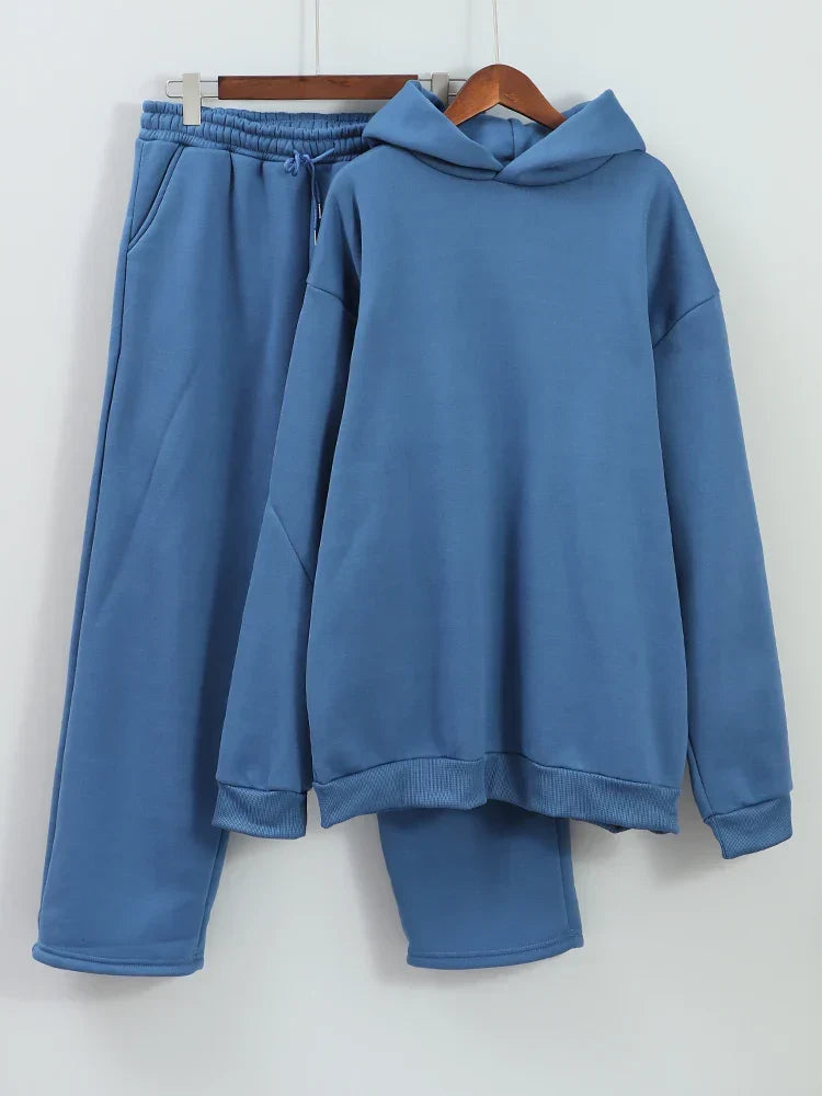 Warme Herren Reißverschlussjacke aus dem Winter Trainingsanzug Set. Bequem & sportlich, für Freizeit.