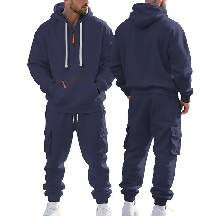 Gefüttertes Herren Sport-Set: Weicher Hoodie & bequeme Jogginghose für maximale Gemütlichkeit im Winter.