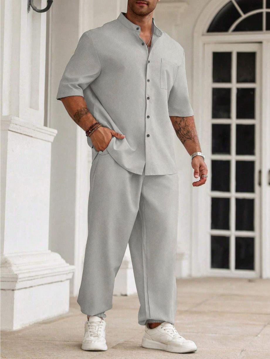 Mann präsentiert lässiges Herren Komfort Set. Zweiteiliges Outfit, ideal für den urbanen Lifestyle.