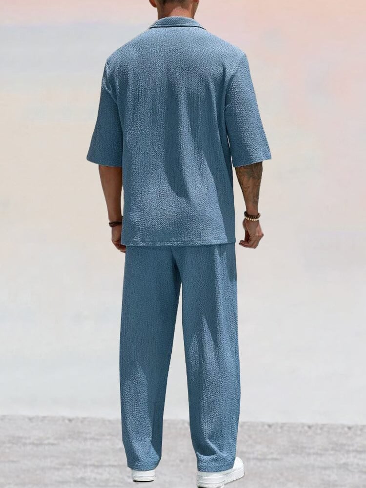 Herren Zweiteiler Set: Modernes Poloshirt & bequeme Freizeithose für entspannte Sommer-Looks und Urlaub.