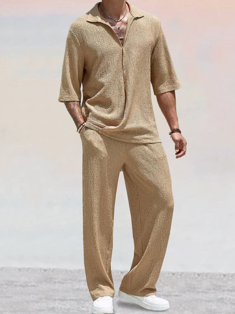 Elegantes Herren Poloshirt und passende Freizeithose als modernes Zweiteiler Set für einen stylischen Sommer.