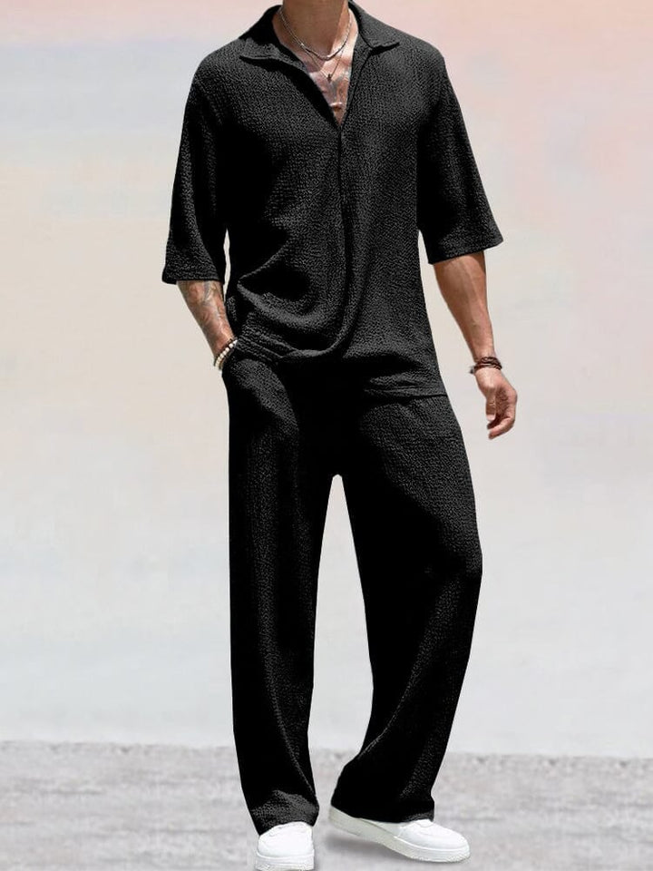 Müheloser Casual Look für Männer: Zweiteiler Set mit stylischem Poloshirt und bequemer Sommerhose.
