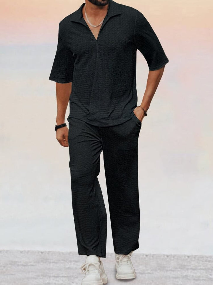 Komplettes Herren Sommer Outfit: Zweiteiler Set bestehend aus Poloshirt und Freizeithose für modernen Casual-Stil.