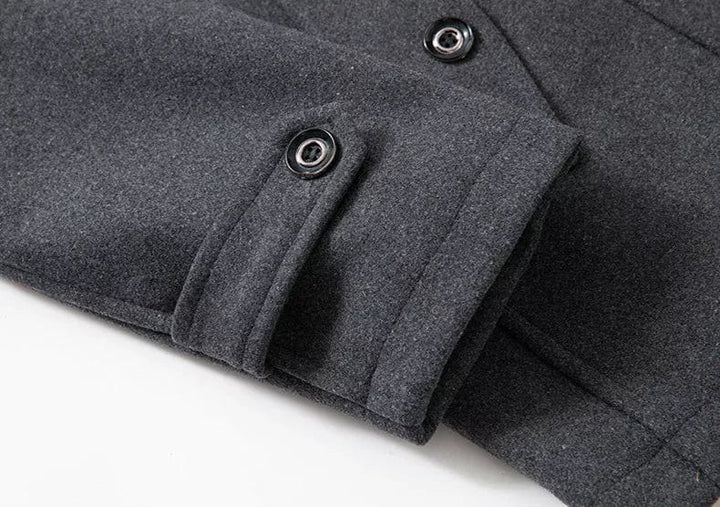 Eleganter Herren-Mantel, zweiteilig, für Business-Casual und Outdoor. Ein stilvoller Look für den Herbst.