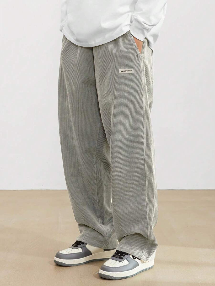 Komfortable Herrenhose für Herbstmode, weites Bein, entspannter Sitz, perfekt für kühle Tage.