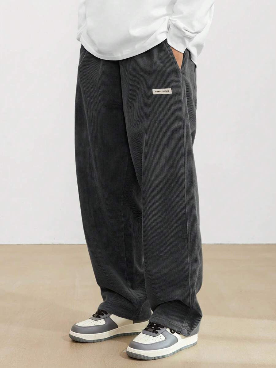 Bequeme Freizeithose für Herren, weites Bein, entspannter Schnitt, ideal für Herbst & Winter-Look.