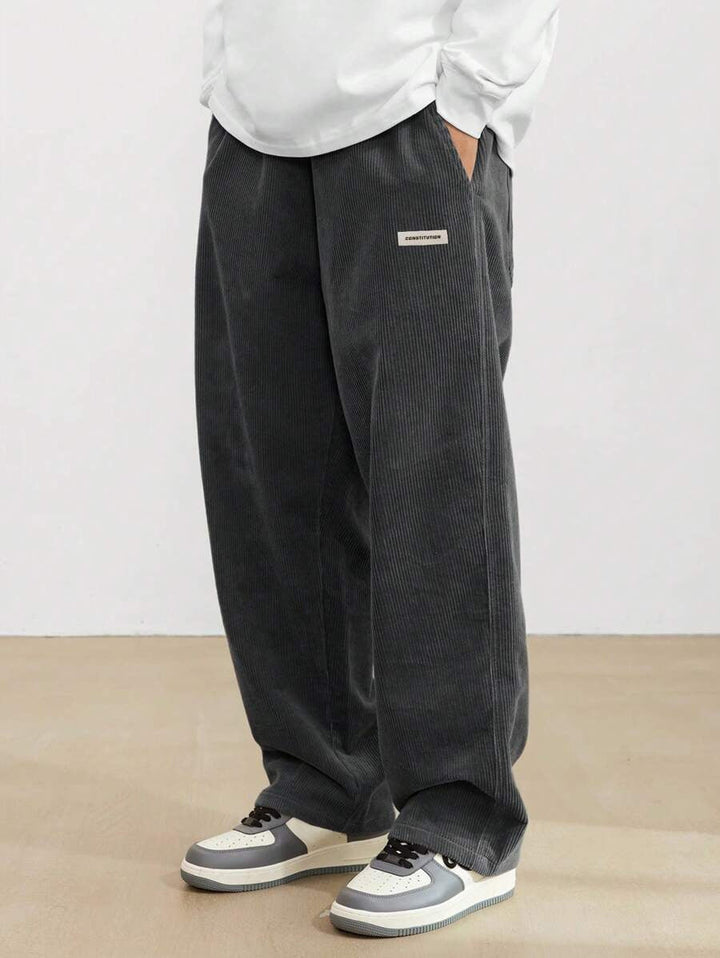 Bequeme Freizeithose für Herren, weites Bein, entspannter Schnitt, ideal für Herbst & Winter-Look.