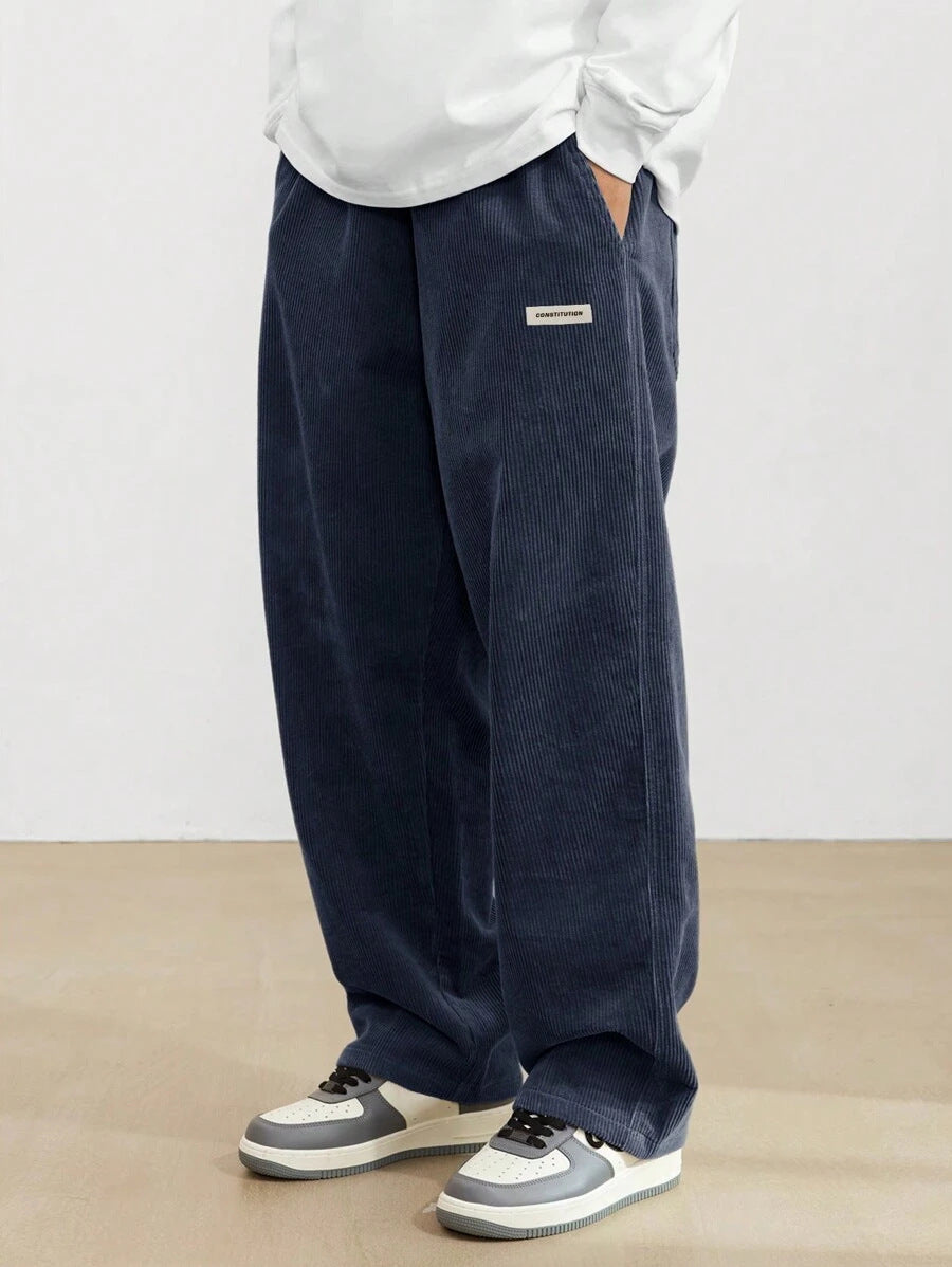 Moderne, lockere Herrenhose mit weitem Bein und Kordelzug, vielseitig für Herbst und Winter.