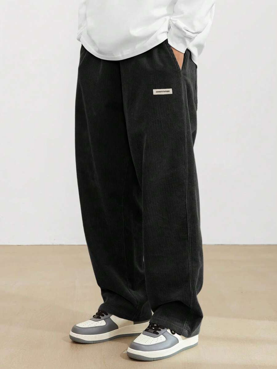 Entspannte Herrenhose mit weitem Bein, lockerer Schnitt, ideal für lässige Streetwear im Winter.