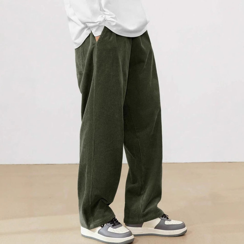 Moderne Herren-Streetwear-Hose mit weitem Bein, lockerer Schnitt und Kordelzug, ideal für Herbst.
