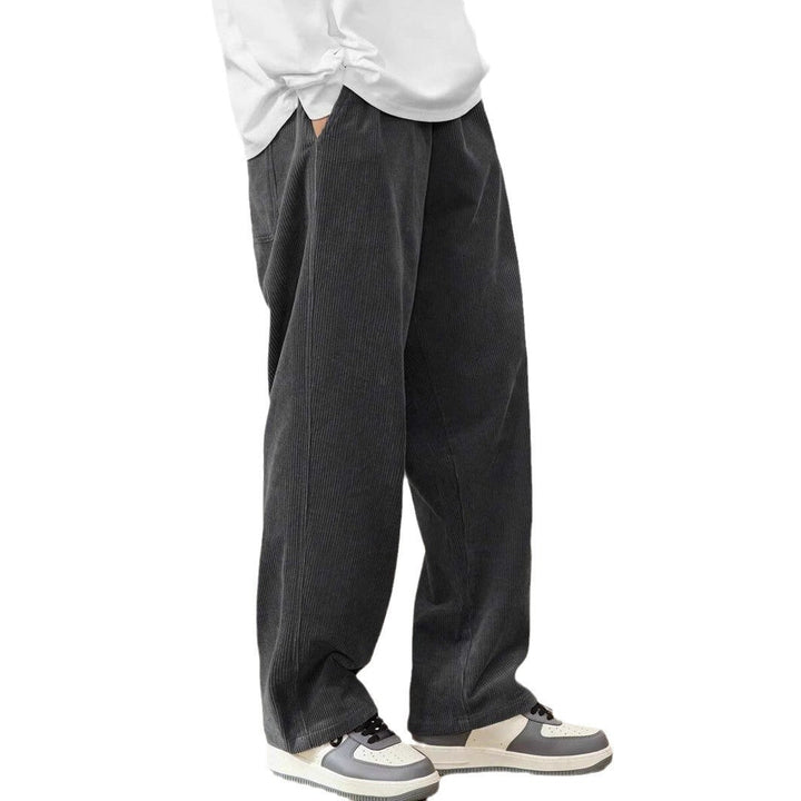 Warme Herrenhose mit weitem Schnitt, bequem und modern, Streetwear-Stil für kalte Herbsttage.