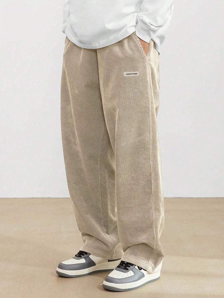 Entspannte Herrenhose mit Kordelzug, weites Bein, lockerer Schnitt, perfekt für lässige Herbstoutfits.