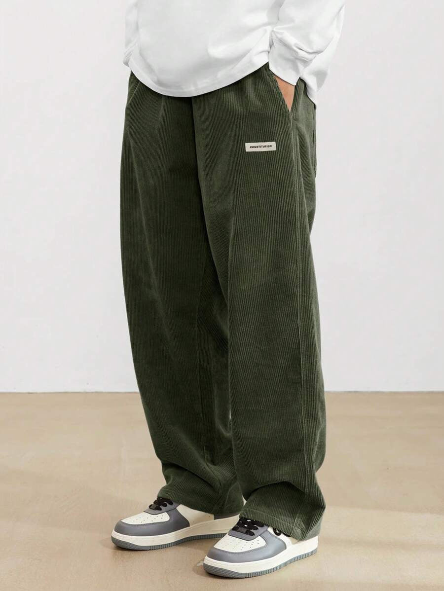 Lässige, moderne Herrenhose, weites Bein, bequemer Schnitt, vielseitig für Alltag & Freizeit im Herbst.