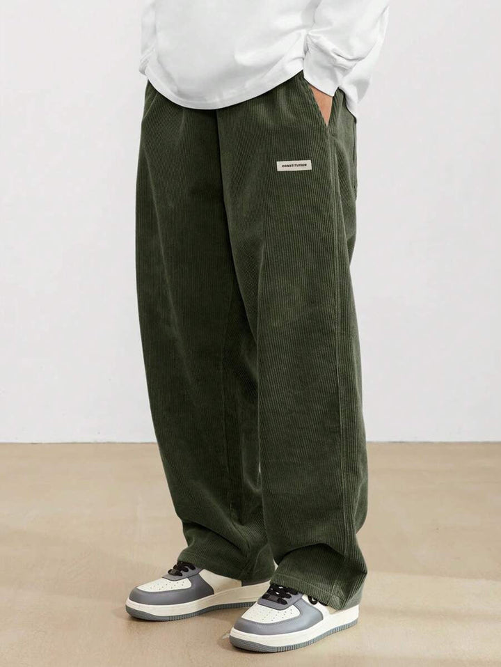Lässige, moderne Herrenhose, weites Bein, bequemer Schnitt, vielseitig für Alltag & Freizeit im Herbst.