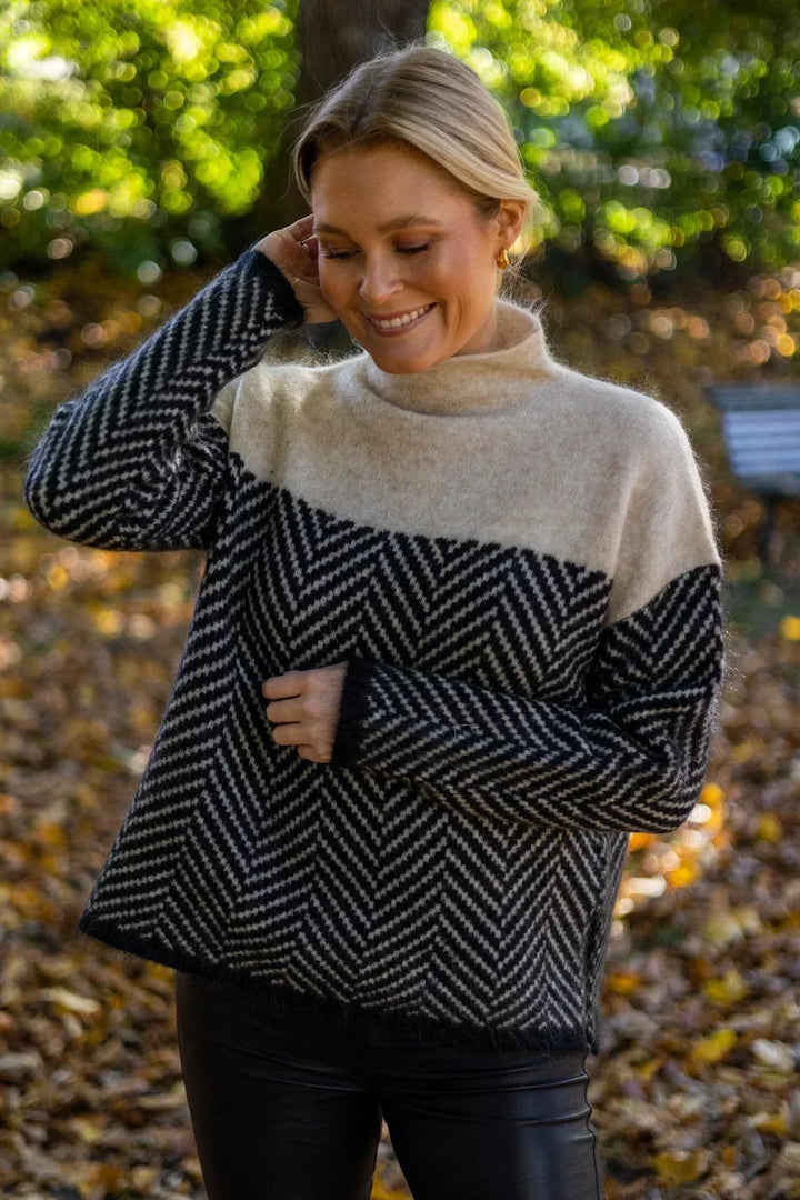 Moderner Damen Strickpullover mit hohem Kragen, lockerem Schnitt. Betont Eleganz und bietet optimalen Tragekomfort.