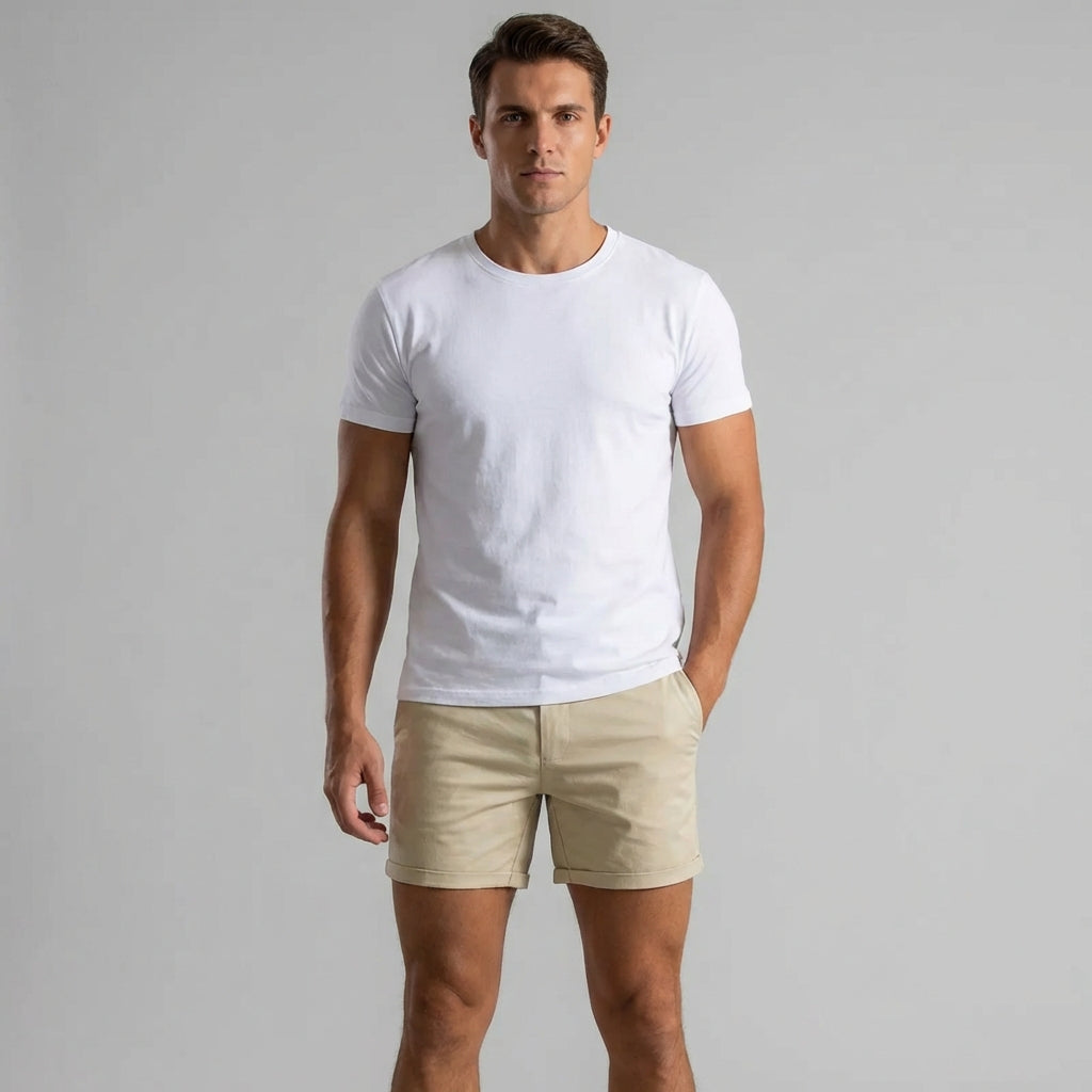 Rückenansicht der Herren Slim Fit Chino-Shorts mit praktischen Gesäßtaschen. Ideal für elegante Sommerlooks.
