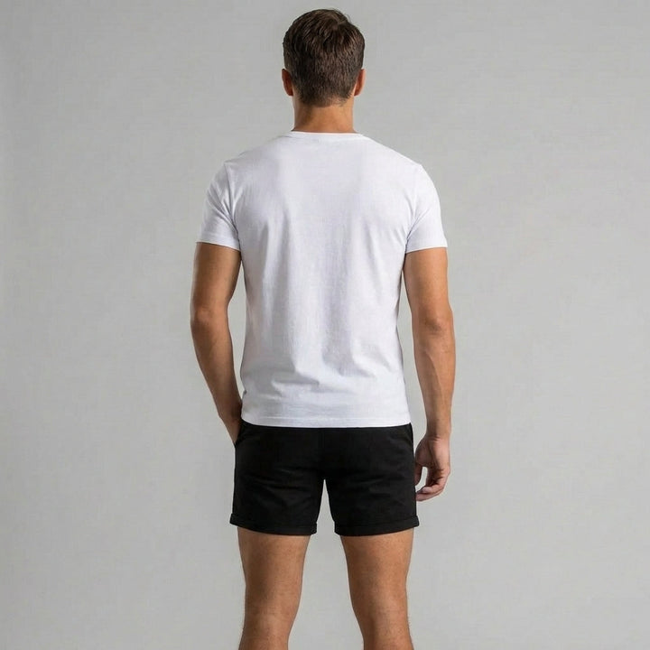 Detailaufnahme der hochwertigen Baumwoll-Mischung der Slim Fit Chino-Shorts. Ideal für atmungsaktiven Sommerkomfort.