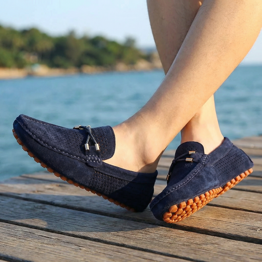 Elegante perforierte Herren-Slip-On-Loafer in Wildlederoptik, ideal für Büro & Freizeit.