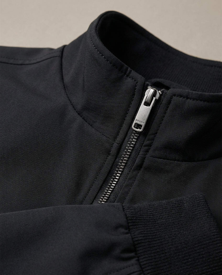 Moderne Herren-Stehkragenjacke, leicht und sportlich-elegant für Frühling & Sommer.
