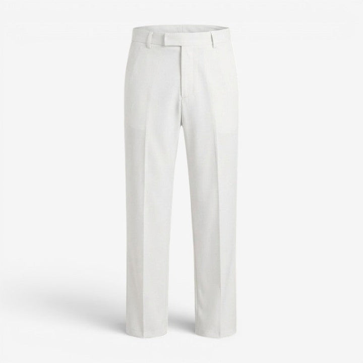 Mann trägt Slim Fit Freizeithose, moderne Silhouette, ideal für stilvollen Alltag & Geschäft.