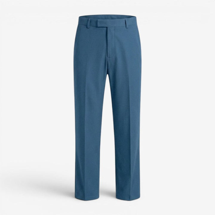 Detailansicht des Saums der Slim Fit Herrenhose, perfekt für einen schicken oder lässigen Look.