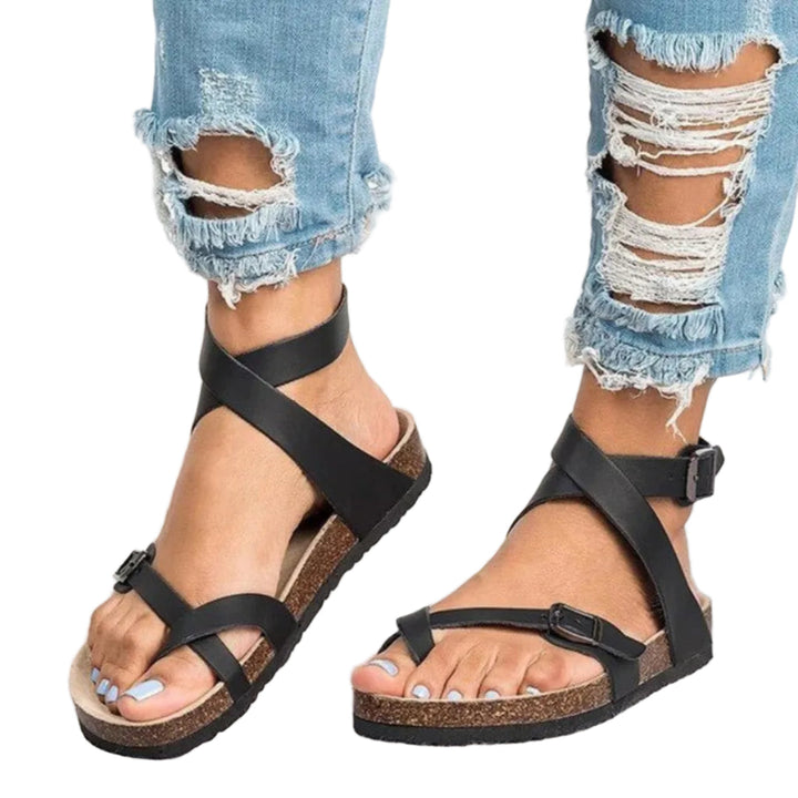 Modische Damensandalen, flach und bequem, mit verstellbaren Riemen. Perfekte Sommerschuhe für Freizeit und Alltag.