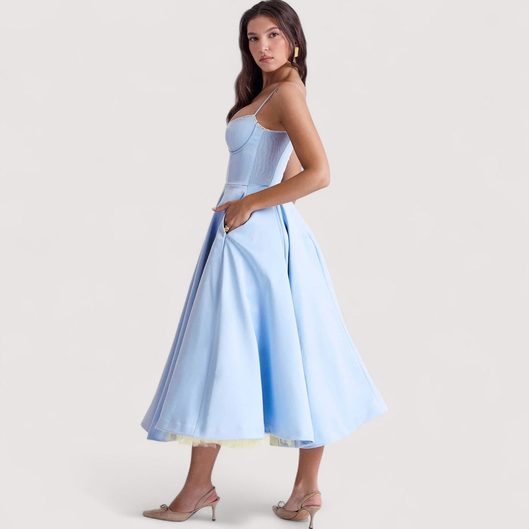 Modisches Abendkleid für Damen; fließende Silhouette, betont die Figur; ideal für Gala & Event.
