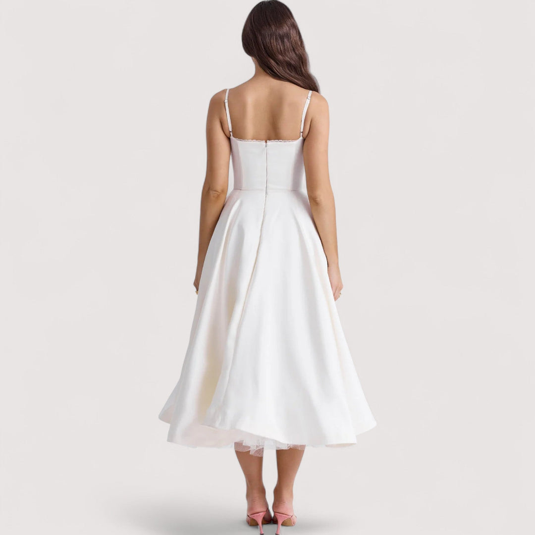 Modernes Damen Abendkleid; figurbetont mit eleganten Details; ideal für gehobene Veranstaltungen.