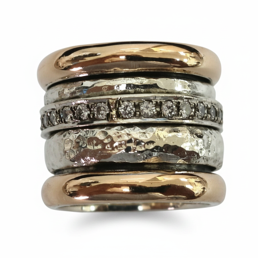 Eleganter goldfarbener Damenring im minimalistischen Design, zeitloser Modeschmuck für den Alltag.