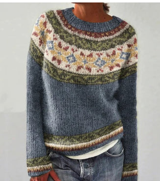 Nahaufnahme des Dorothea Strickpullovers. Weiche Stricktextur und gemütlicher Rundhalsausschnitt, betont Komfort und Qualität.