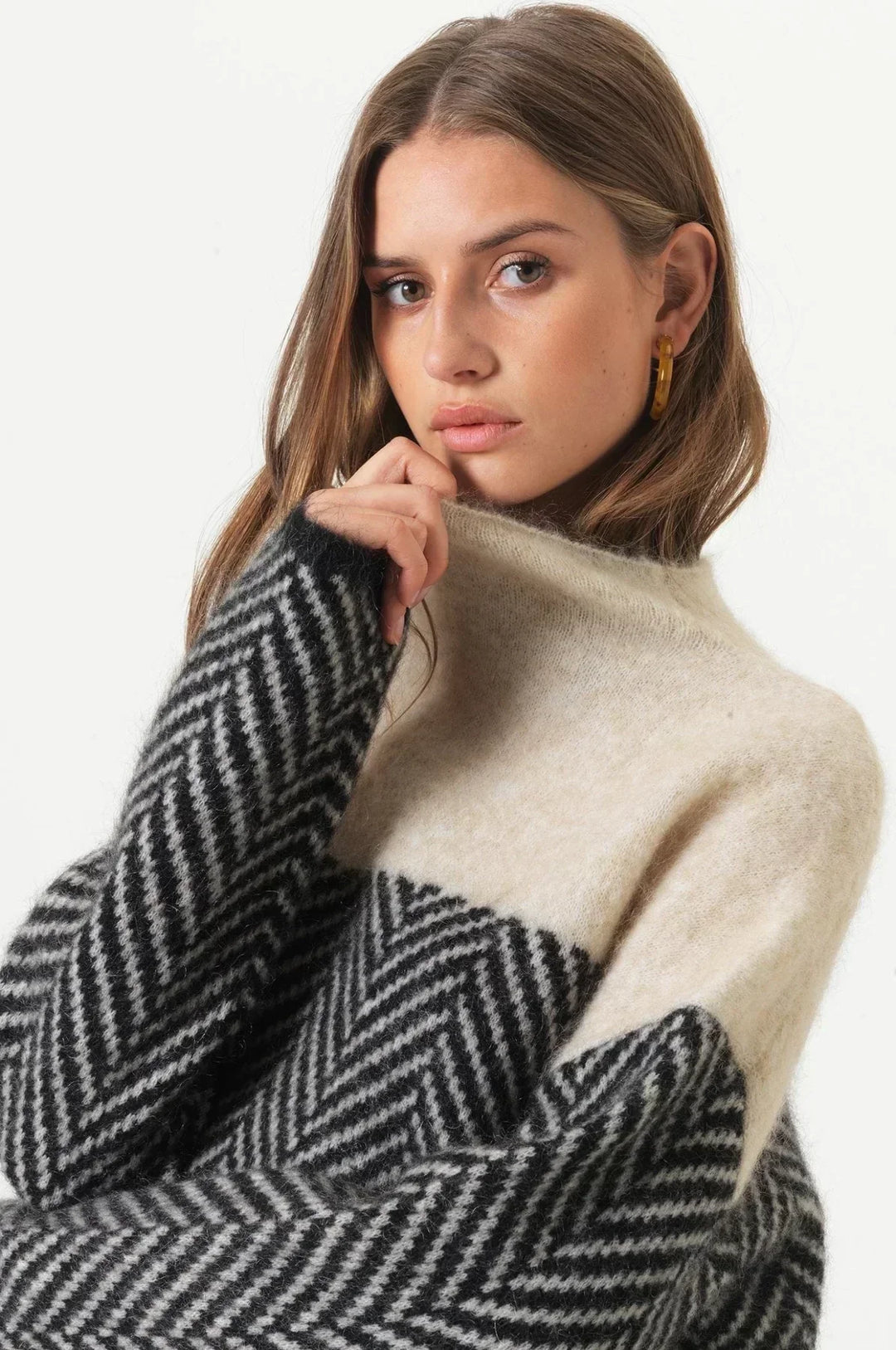 Detailaufnahme: Hochwertiger Damen Strickpullover, hoher Kragen, lockerer Schnitt. Zeitloser Stil und Komfort.
