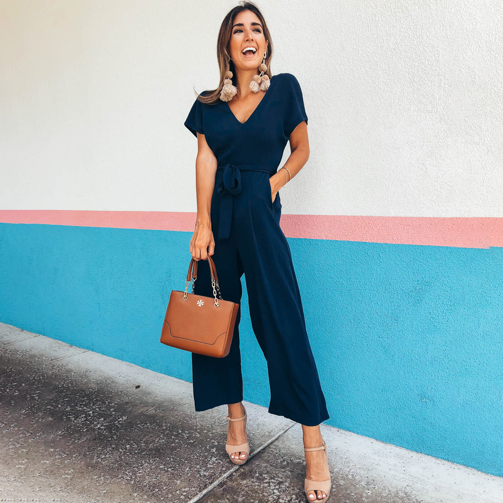Eleganter Damen Jumpsuit mit tiefem V-Ausschnitt & praktischen Seitentaschen. Komfortable Culotte-Passform.