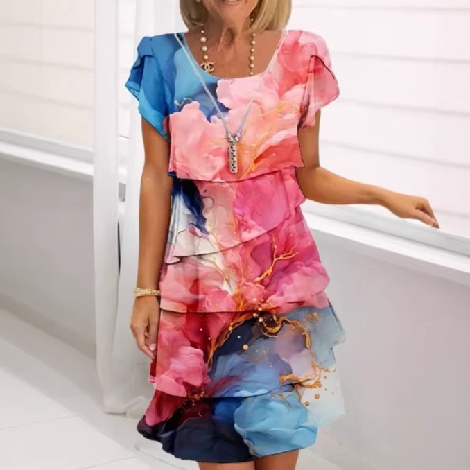 Lebhaftes Blumen Sommerkleid für Damen mit eleganten Rüschenlagen und leichtem Stoff.