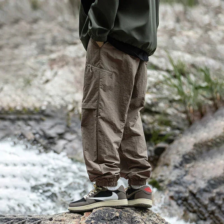 Detailansicht: Wasserdichte Herren Cargo-Hose mit praktischen Taschen, perfekt als Regenhose.