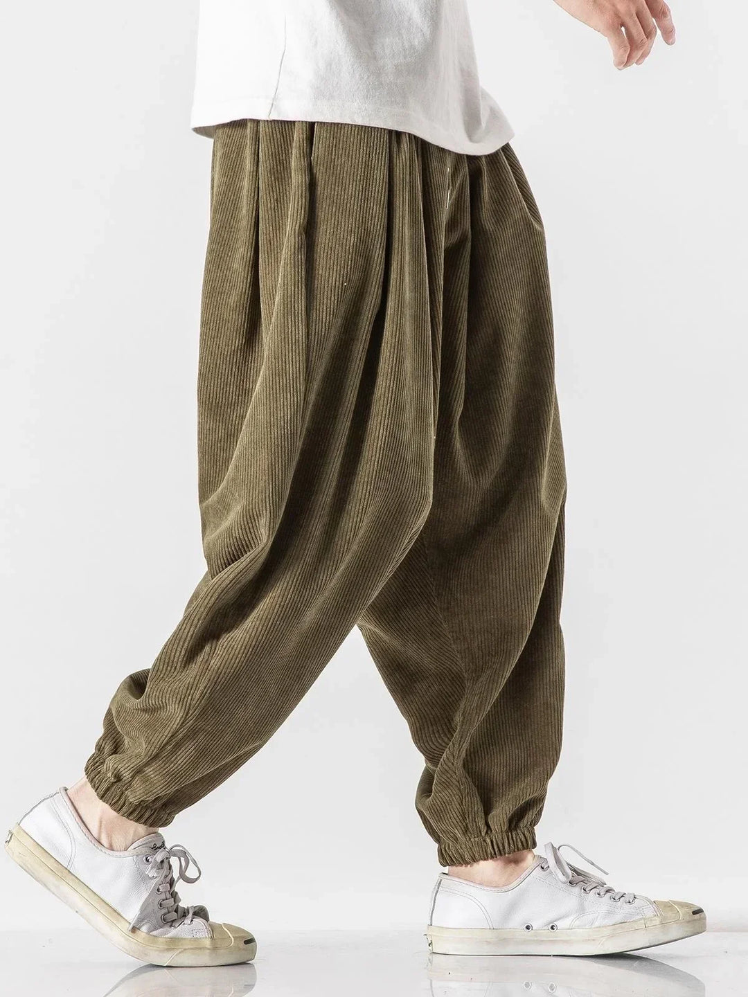 Herren Harem Jogger Hose in Schwarz. Bequeme Freizeithose mit lockerem Schnitt & elastischem Bund für lässigen Alltagsstil.