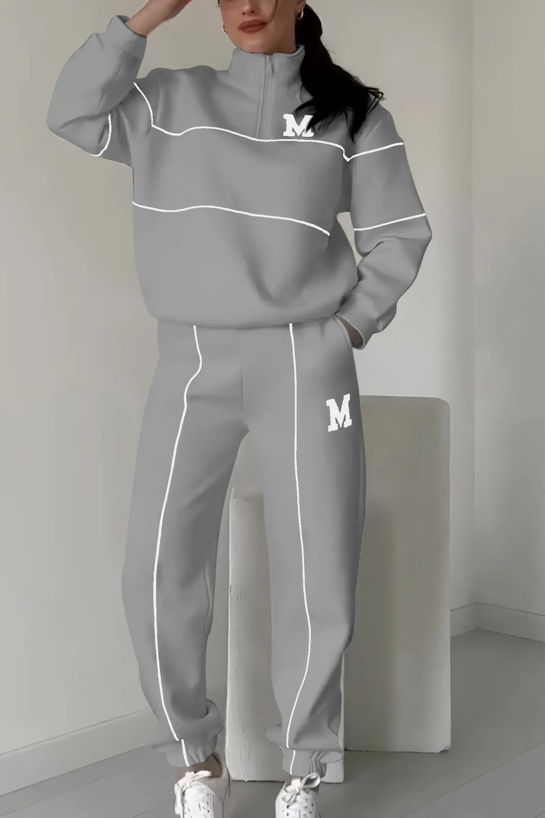Bequeme Trainingshose im Relaxed Fit mit Kontraststreifen, Teil des Damen Trainingsanzug Sets.