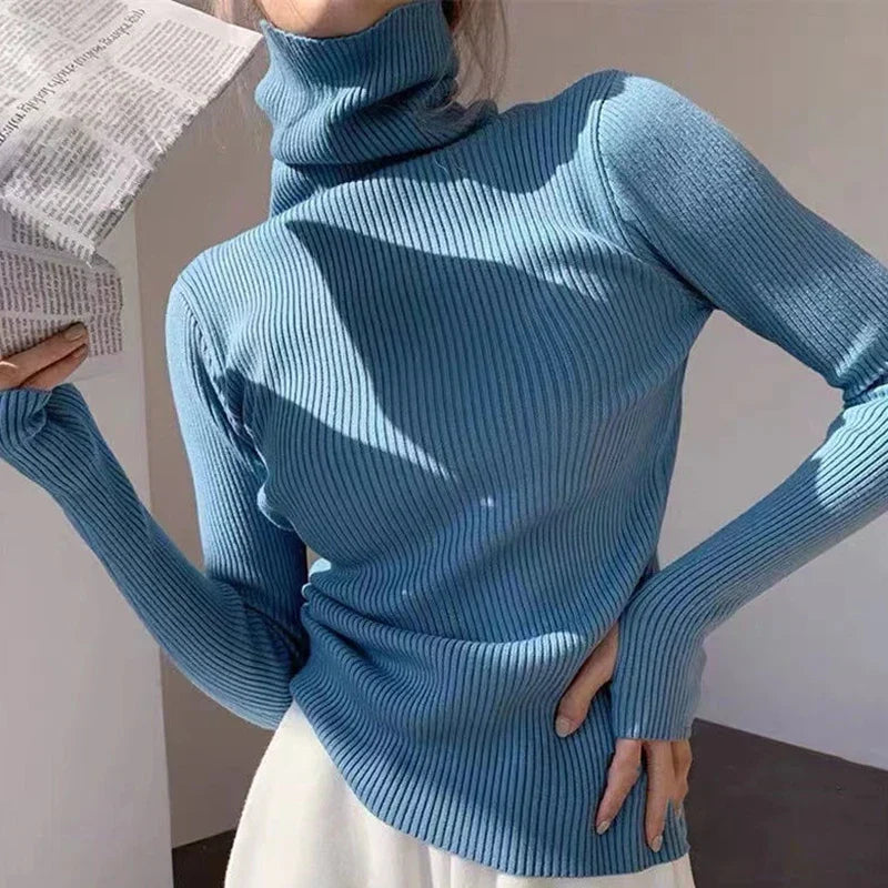 Warmer grauer Damen Rollkragenpullover Slim Fit, ideal für kühle Herbsttage.