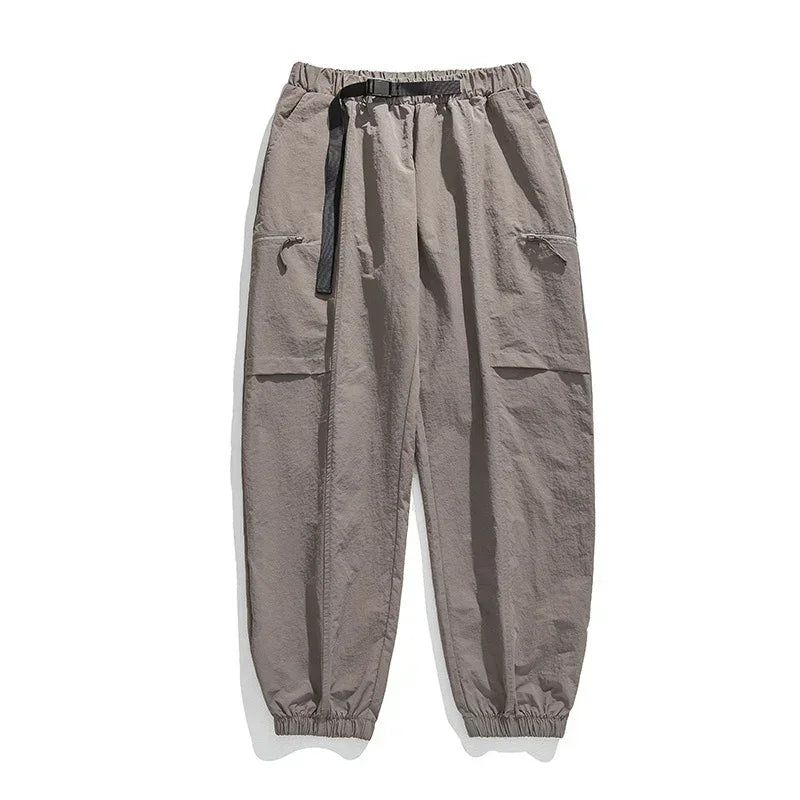 Stilvolle Freizeithose und Regenhose für Herren, schwarze Cargo-Hose für jeden Anlass.