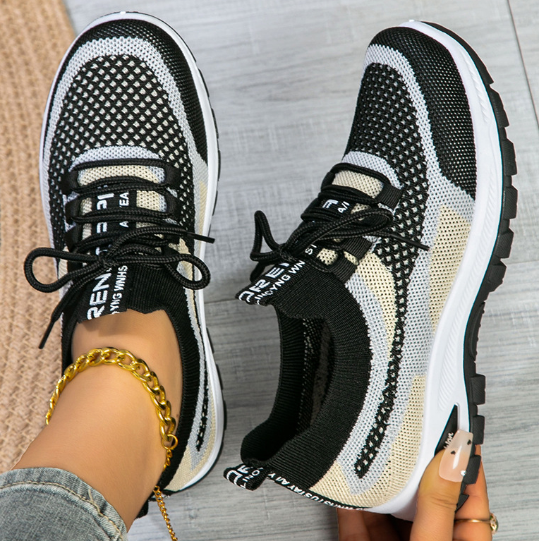 Detail der rutschfesten Sohle der Damen Orthopädische Walking Sneaker. Sichere & gelenkschonende Sportschuhe.
