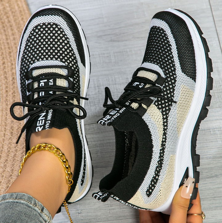 Detail der rutschfesten Sohle der Damen Orthopädische Walking Sneaker. Sichere & gelenkschonende Sportschuhe.